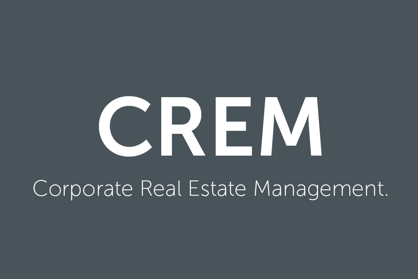Weißes CREM Logo auf grauem Hintergrund