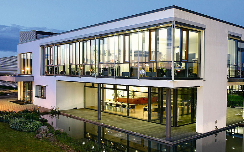 Bürogebäude mit Gartenanlage.