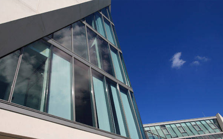 Bürogebäude mit Glasfassade.