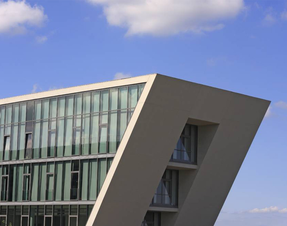 Modernes Bürogebäude mit hoher Glasfront.