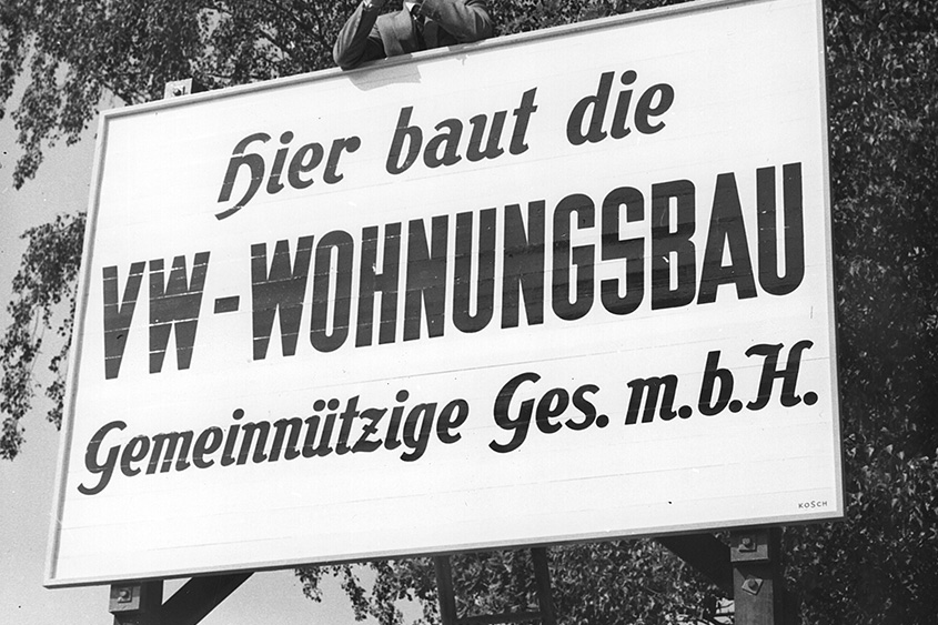 Historisches Schild der VW-Wohnungsbau GmbH.