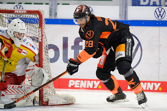 Eishockeyspieler beim Torschuss.