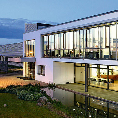 Bürogebäude mit Gartenanlage.