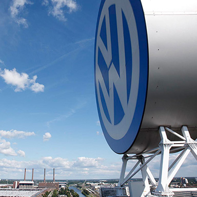 Volkswagen Logo auf dem Hauptquartier.