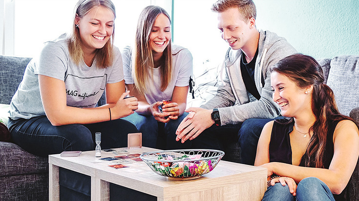 Junge Wohngemeinschaft auf dem Sofa.