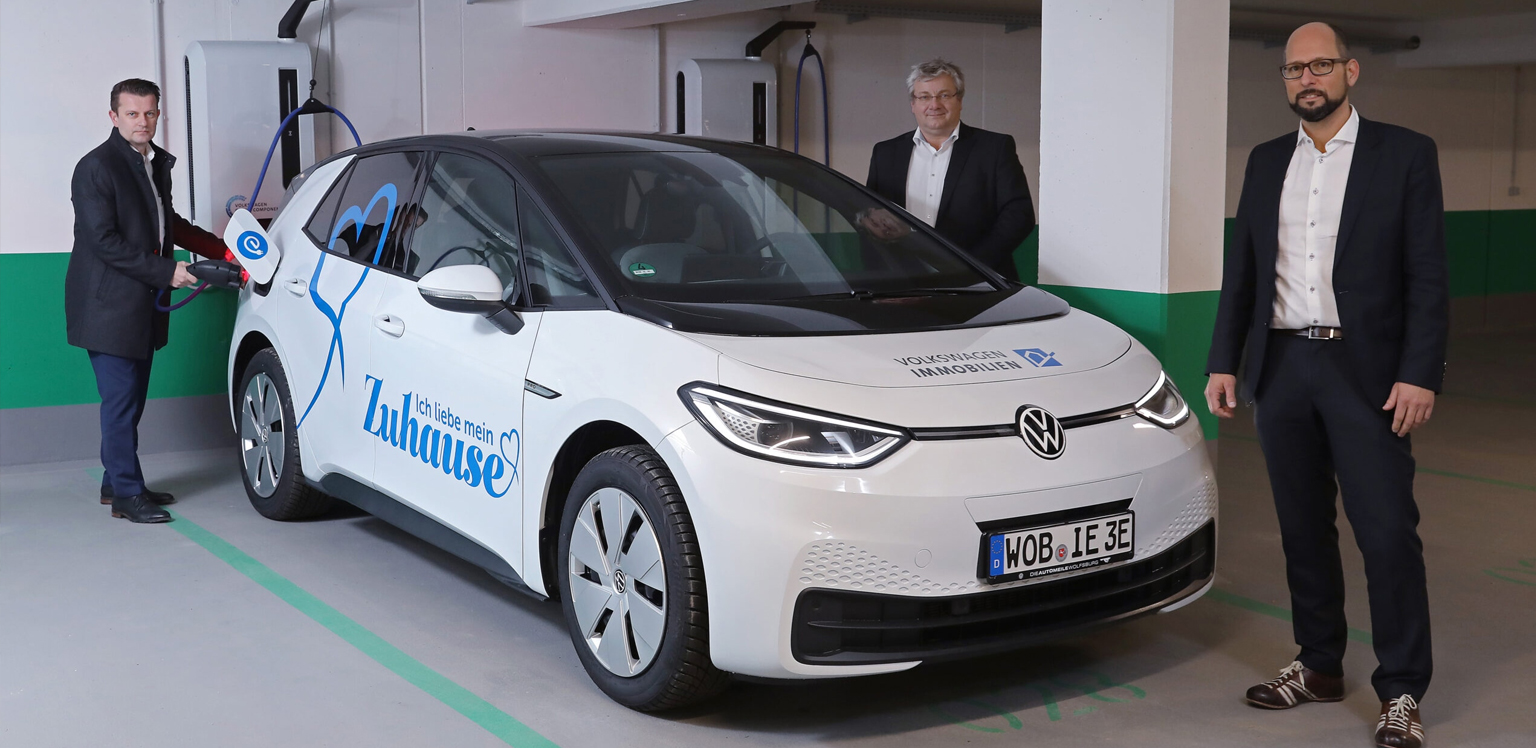 Der VW ID.3 wird an einer Ladesäule in den Steimker Gärten betankt.