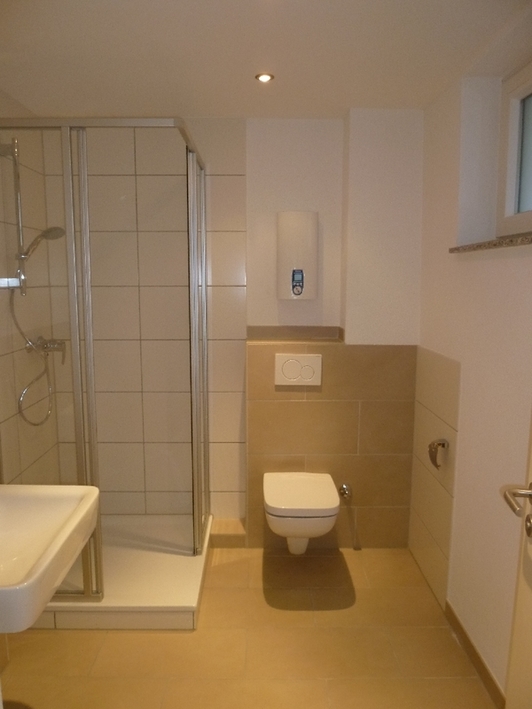 Bequem wohnen mit Aufzug, Einbauküche und Designbodenbelag - Foto 3