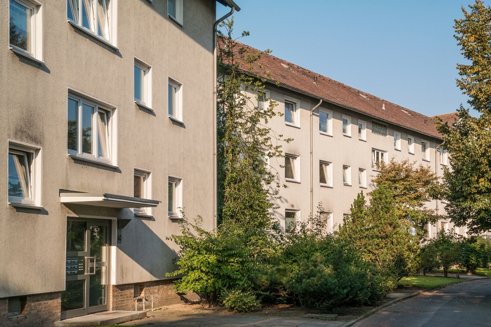 Großzügiges Wohnzimmer und Tageslichtbad mit Badewanne - Photo 2