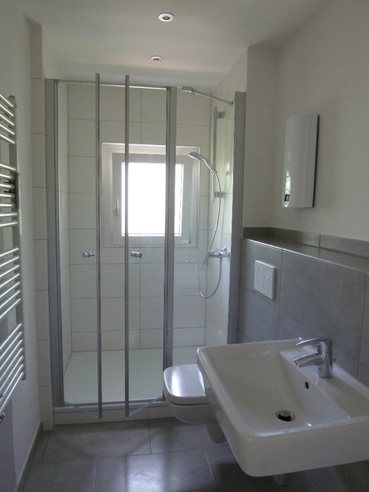 Wohnen nahe Innenstadt: 2 Zimmer mit Balkon u. Duschbad - Foto 2