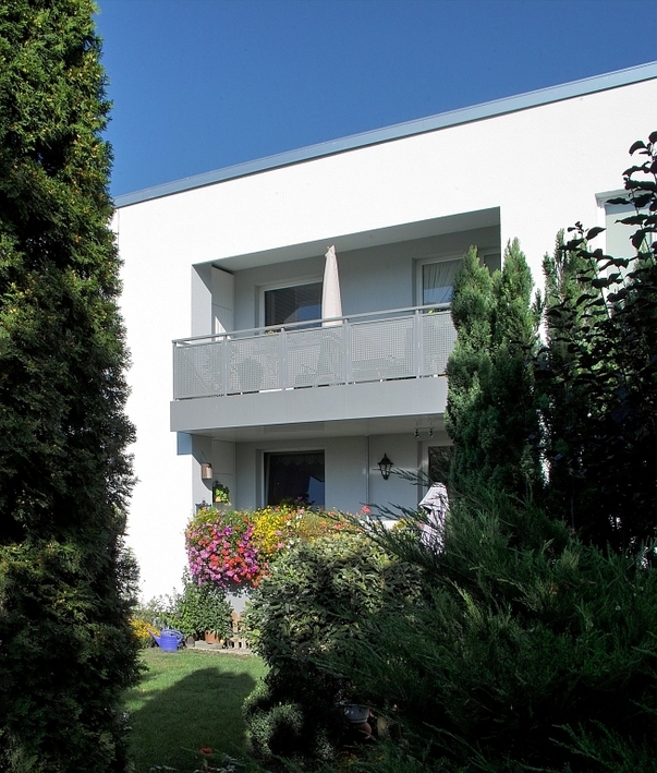 Elegant modernisiert: Familienfreundliche 3-Zimmer-Wohnung mit Loggia ins Grüne - Foto 1