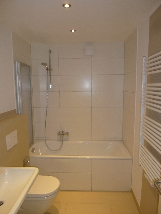 Stilvoll wohnen mit Balkon, Design-Bodenbelag und Einbauküche - Photo 2