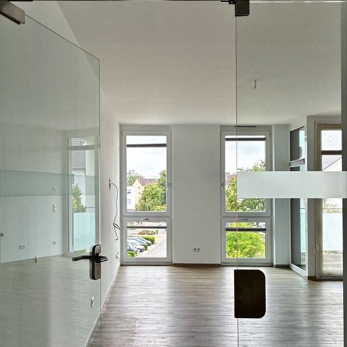 Offener Wohn-und Kochbereich: 3‑Zimmer‑Wohnung mit Balkon, Einbauküche und Stellplatz - Photo 1