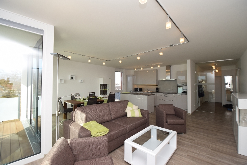 Offener Wohn‑ und Essbereich: Komfortable 3‑Zimmer‑Wohnung mit Balkon, Einbauküche und Stellplatz - Photo 1