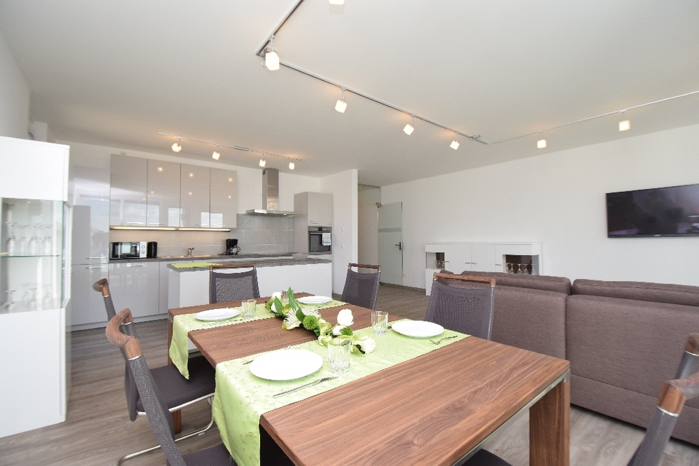 Offener Wohn‑ und Essbereich: Komfortable 3‑Zimmer‑Wohnung mit Balkon, Einbauküche und Stellplatz - Photo 2