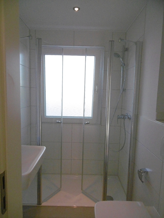 Ideal für Singles oder Pendler: Freundliche Wohnung mit modernem Duschbad - Photo 1