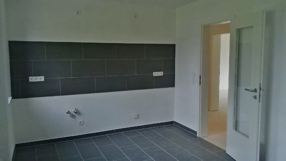 Hochwertig modernisiert – helle Räume, Design-Bodenbelag, sonnige Loggia - Photo 2