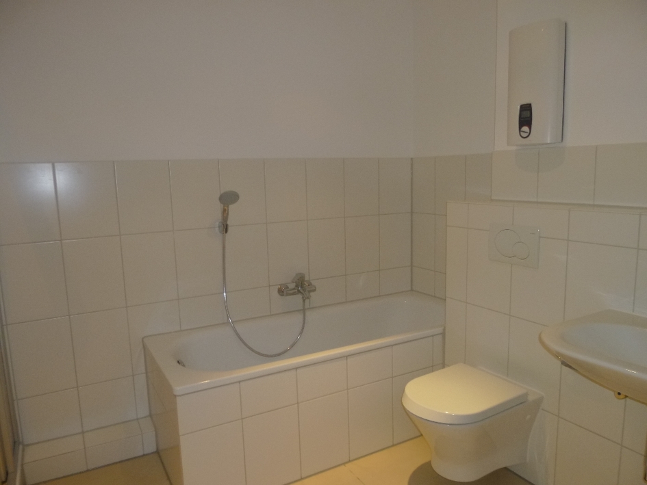 Wohnung mit Einbauküche, Designboden und durchdachtem Grundriss - Foto 4