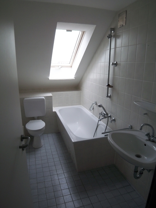 Wohnung mit kombiniertem Wohn- und Schlafbereich im Dachgeschoss - Foto 2