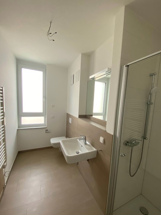 Attraktive Penthouse-Wohnung mit zwei Tiefgaragenstellplätzen und Einbauküche - Foto 2