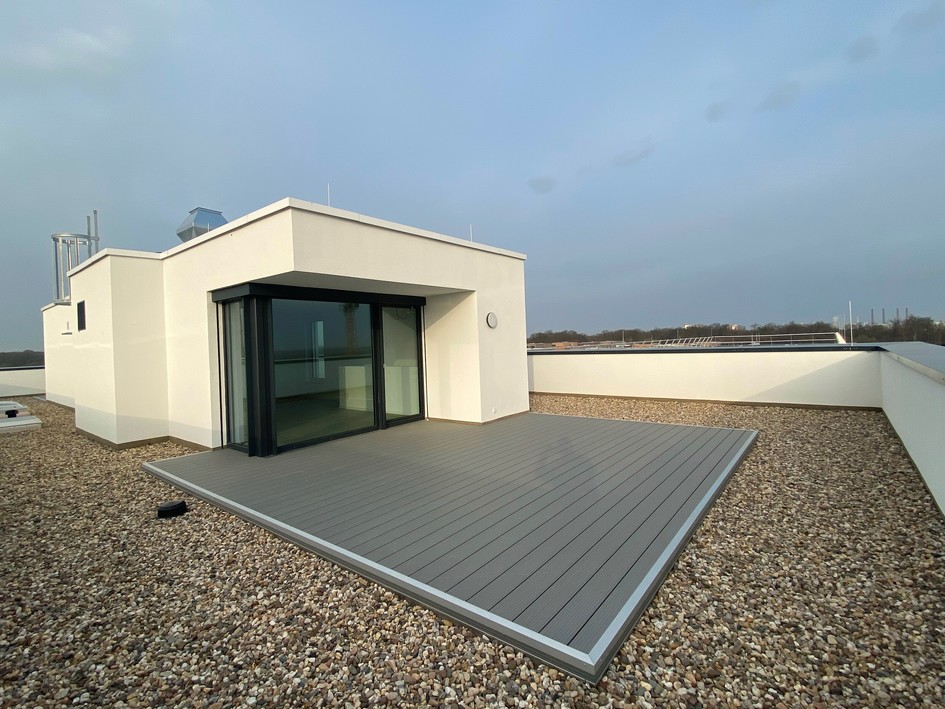 Attraktive Penthouse-Wohnung mit zwei Tiefgaragenstellplätzen und Einbauküche - Foto 4