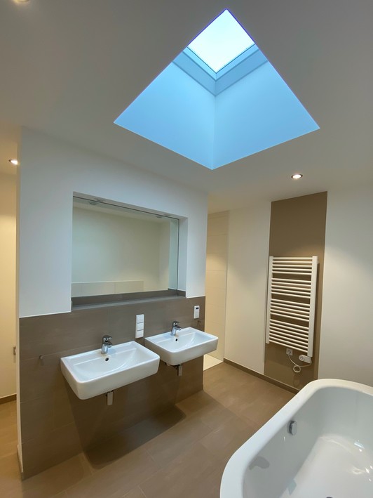 Attraktive Penthouse-Wohnung mit zwei Tiefgaragenstellplätzen und Einbauküche - Foto 1