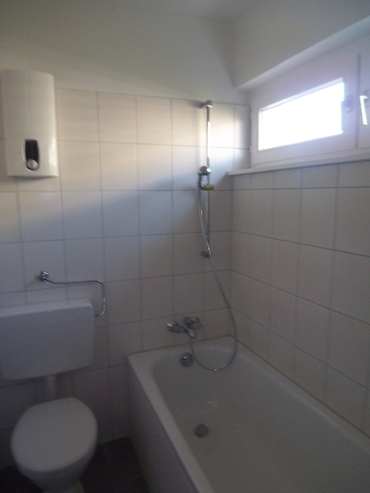 Entspannt wohnen im Grünen: 3 Zimmer mit Balkon und Badewanne - Photo 4