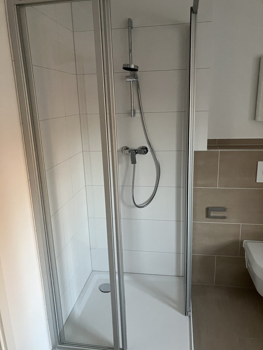 Ihr neues Zuhause im 5. Obergeschoss mit Aufzug erwartet Sie! - Photo 3
