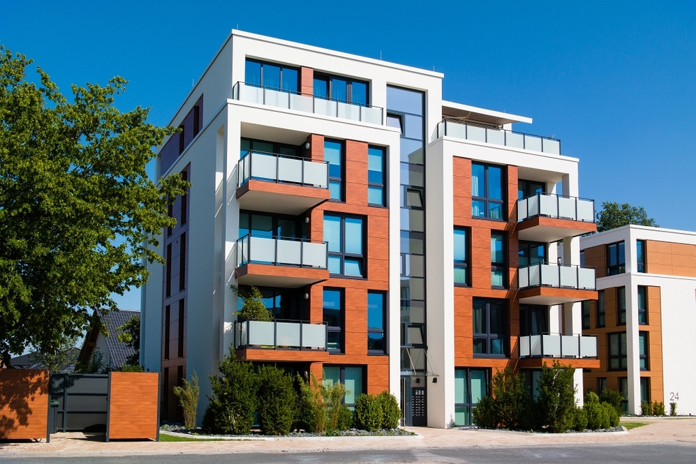 Helle Wohnung mit offenem Wohnkonzept, Dusche, Einbauküche und Designvinylboden - Photo 2