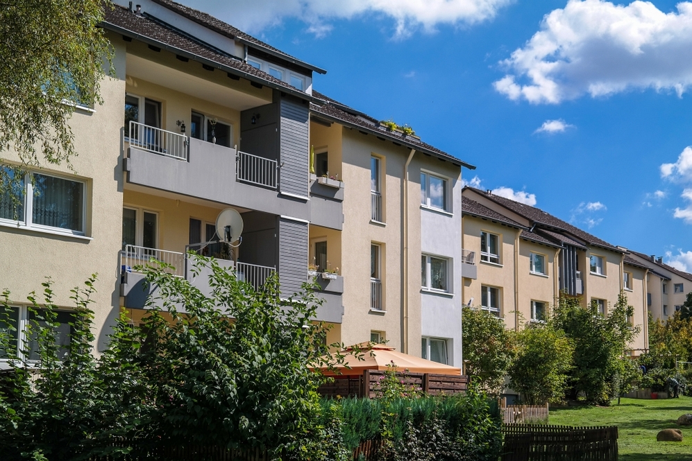 Ein Zuhause zum Ankommen: Großes Wohnzimmer u. Loggia mit Grünblick - Photo 4