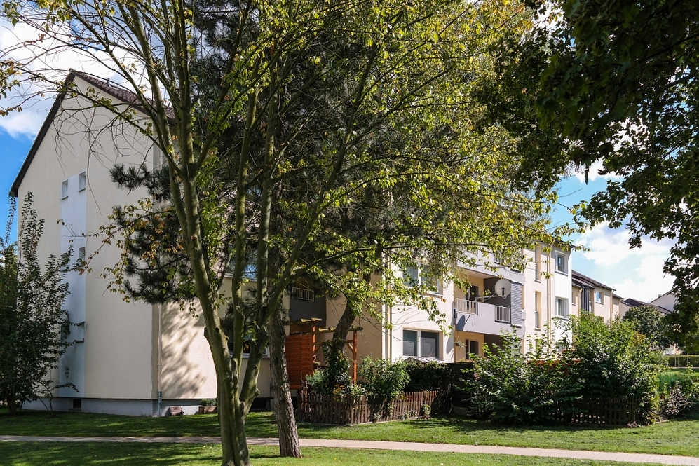 Ein Zuhause zum Ankommen: Großes Wohnzimmer u. Loggia mit Grünblick - Photo 3