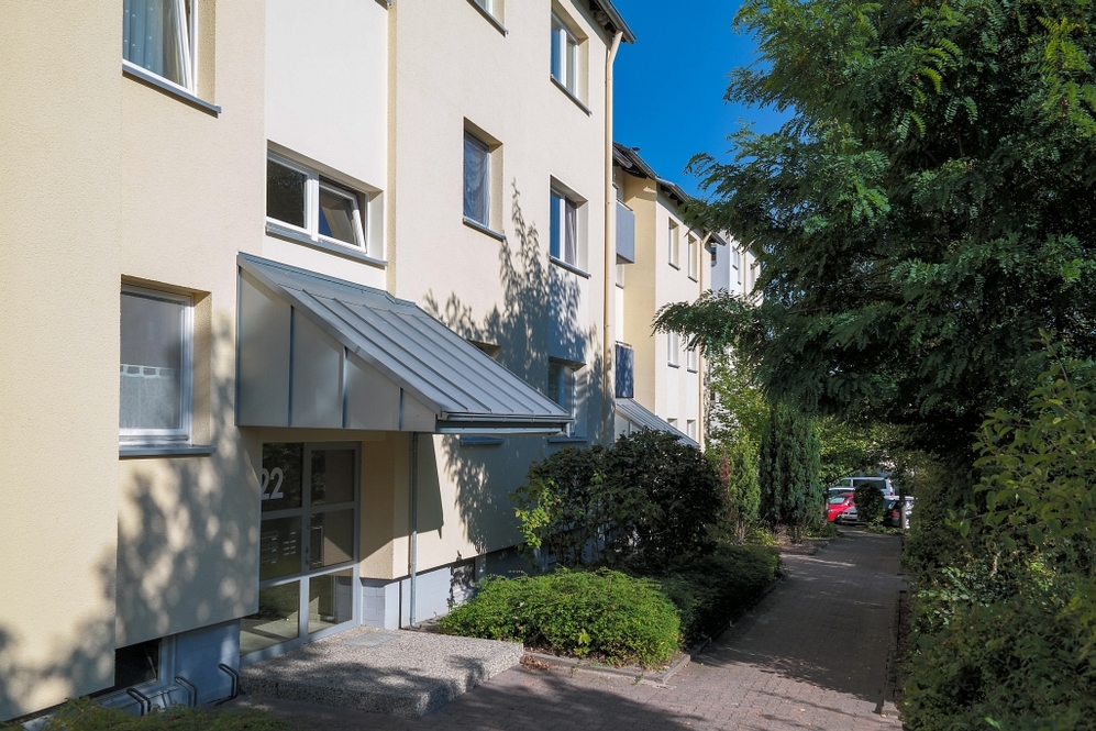 Ein Zuhause zum Ankommen: Großes Wohnzimmer u. Loggia mit Grünblick - Photo 2