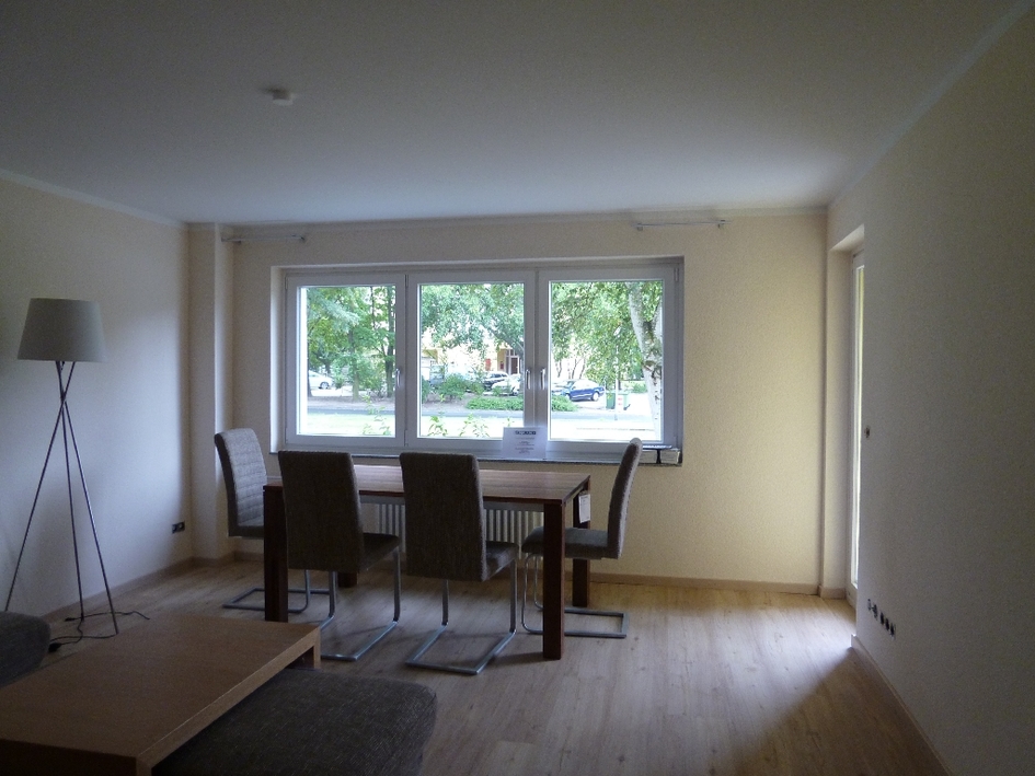 Modern u. gemütlich: 2‑Zimmer‑Erdgeschoss-Wohnung mit Balkon, Dusche und Design-Bodenbelag - Photo 2