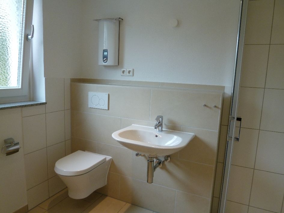 Modern u. gemütlich: 2‑Zimmer‑Erdgeschoss-Wohnung mit Balkon, Dusche und Design-Bodenbelag - Photo 5