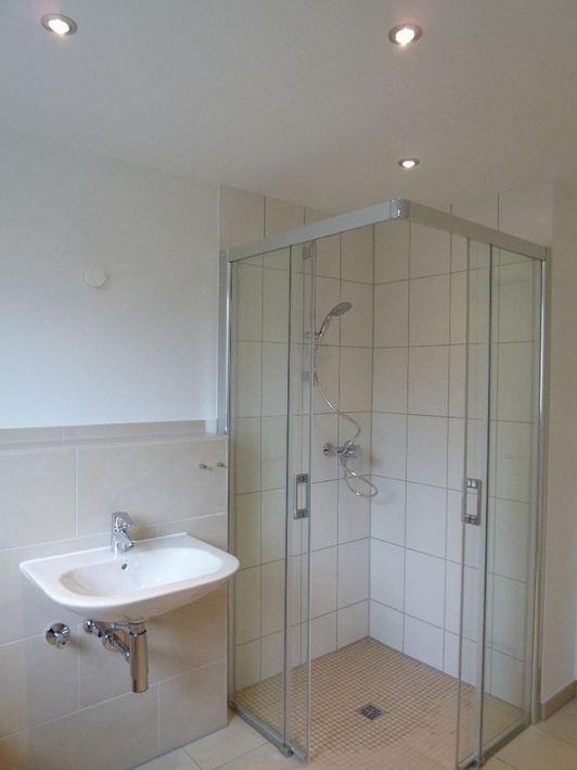 Modern u. gemütlich: 2‑Zimmer‑Erdgeschoss-Wohnung mit Balkon, Dusche und Design-Bodenbelag - Photo 4