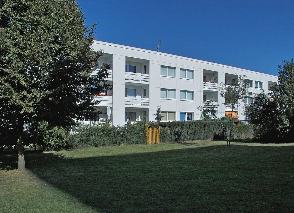 Wohnen im Grünen: Attraktive Wohnung mit schönem Mietergarten und Loggia - Photo 5