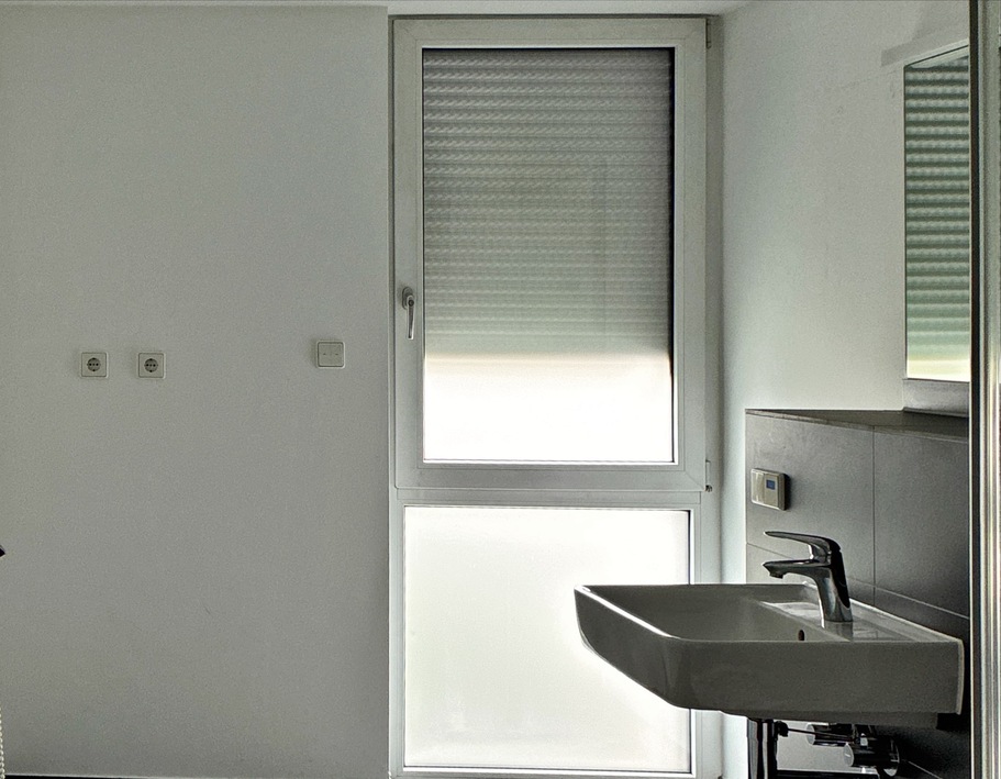 Wohnen mit offenem Wohn- und Kochbereich, Designbodenbelag u. Stellplatz - Photo 2