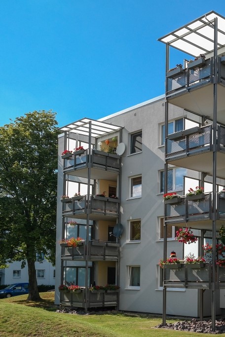 Moderne 3‑Zimmer‑Wohnung im Erdgeschoss mit großer Essdiele und Balkon in Detmerode - Photo 2