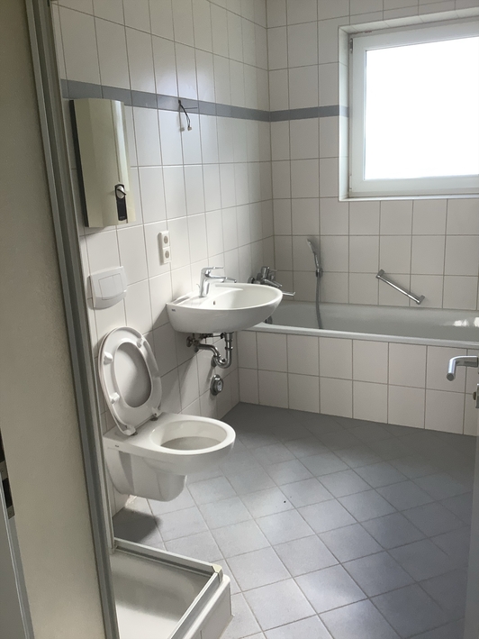 Willkommen in Ihrem persönlichen Rückzugsort: Erdgeschosswohnung mit Balkon und Abstellraum - Photo 3