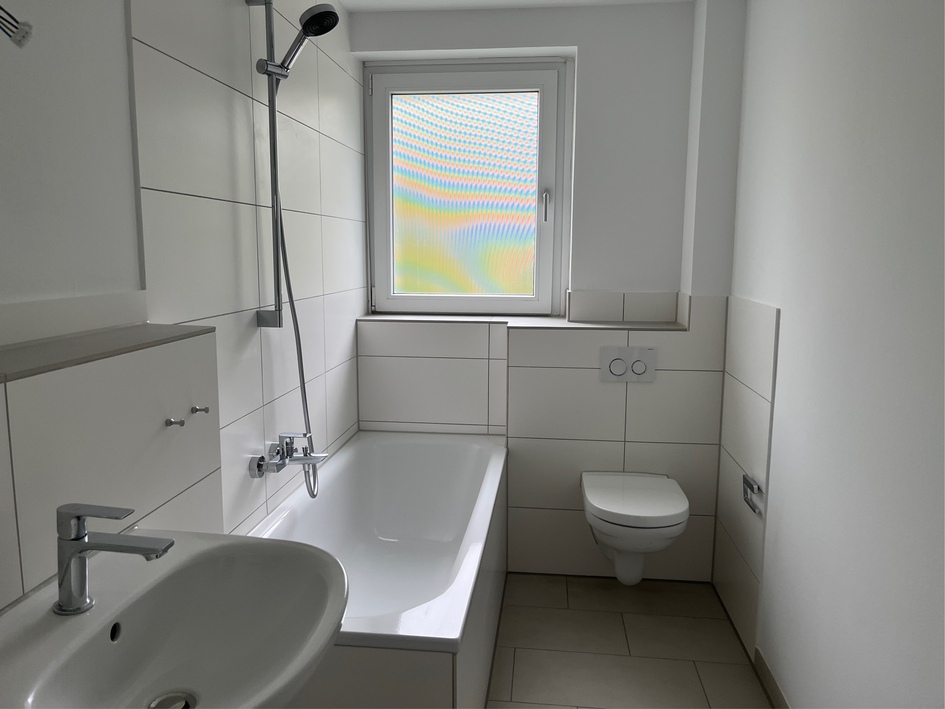 Frisch modernisiert im 1. OG: Großzügige 4-Zimmer-Wohnung mit Loggia - Foto 1