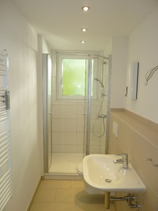 Wohnkomfort pur: 2 Zimmer mit Einbauküche u. Design‑Bodenbelag - Foto 3