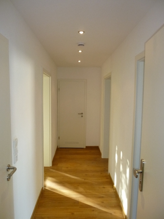 Wohnkomfort pur: 2 Zimmer mit Einbauküche u. Design‑Bodenbelag - Foto 1